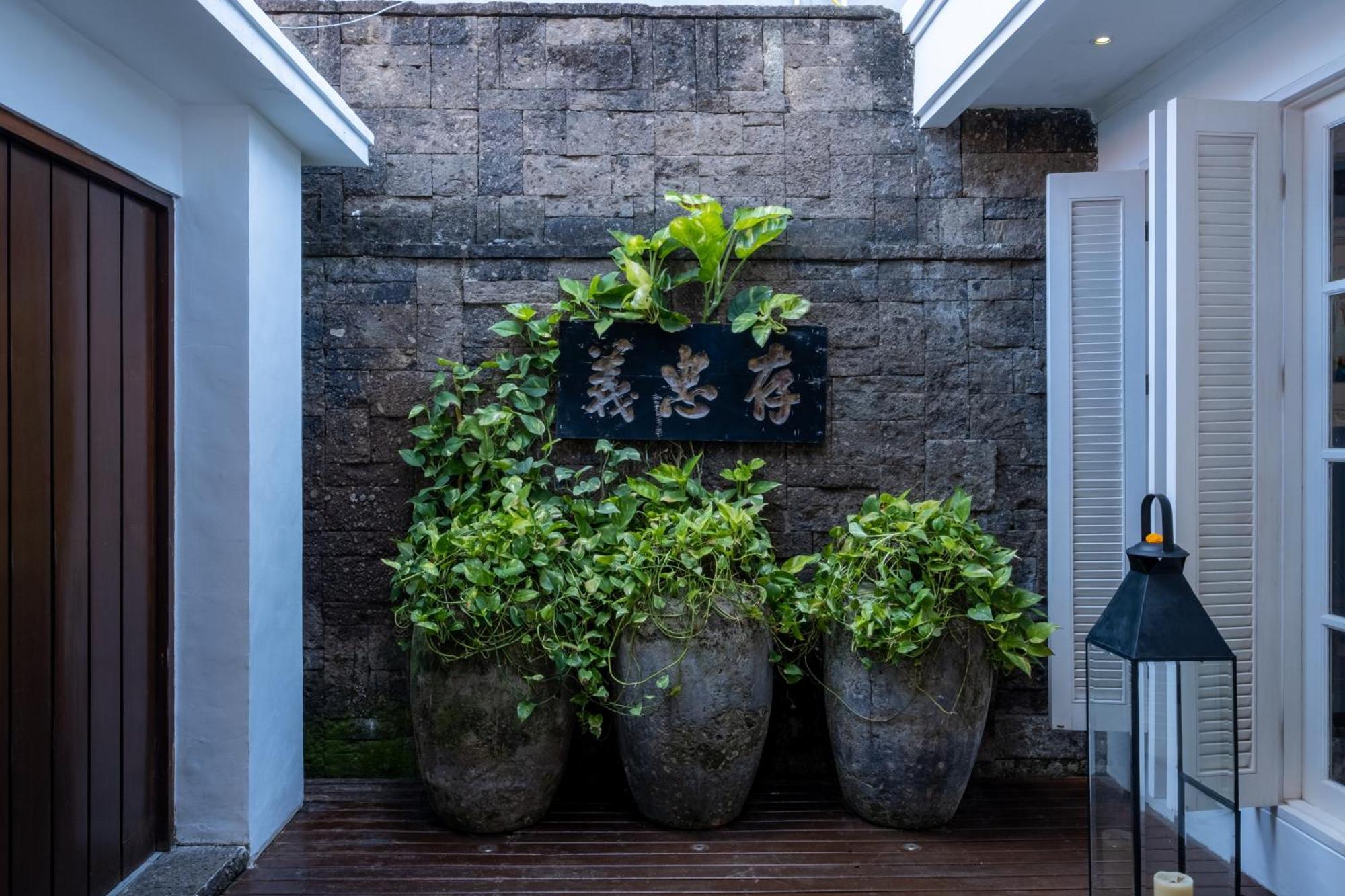 Mosan House - Unique Art-filled Gem In Perfect Location A Short Walk From The Or Square Including Ac Office For Remote Working Villa Seminyak (Bali)